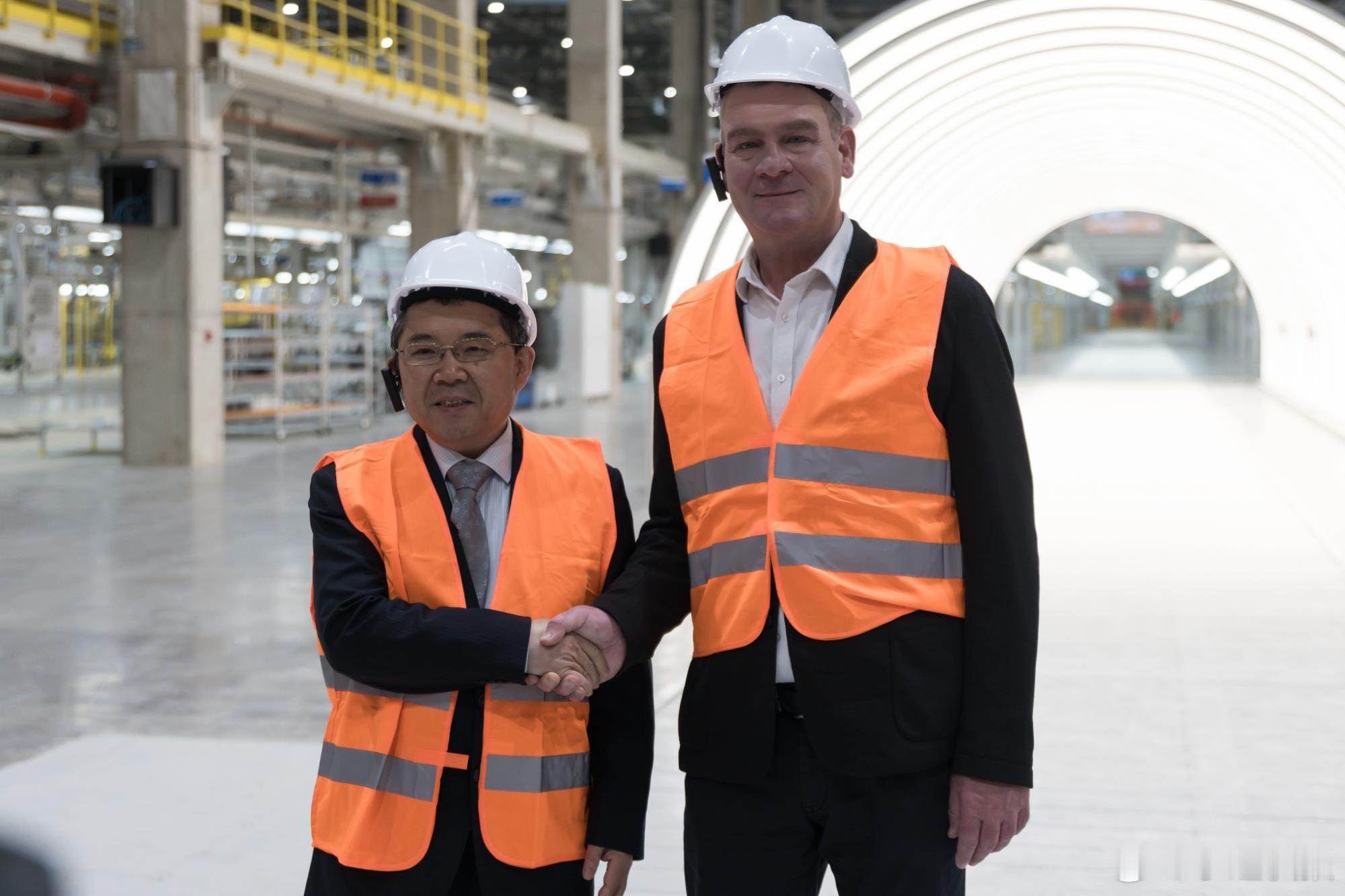 4月21日，中国驻匈牙利大使龚韬同匈牙利塞格德市长博特考共同考察比亚迪塞格德工厂