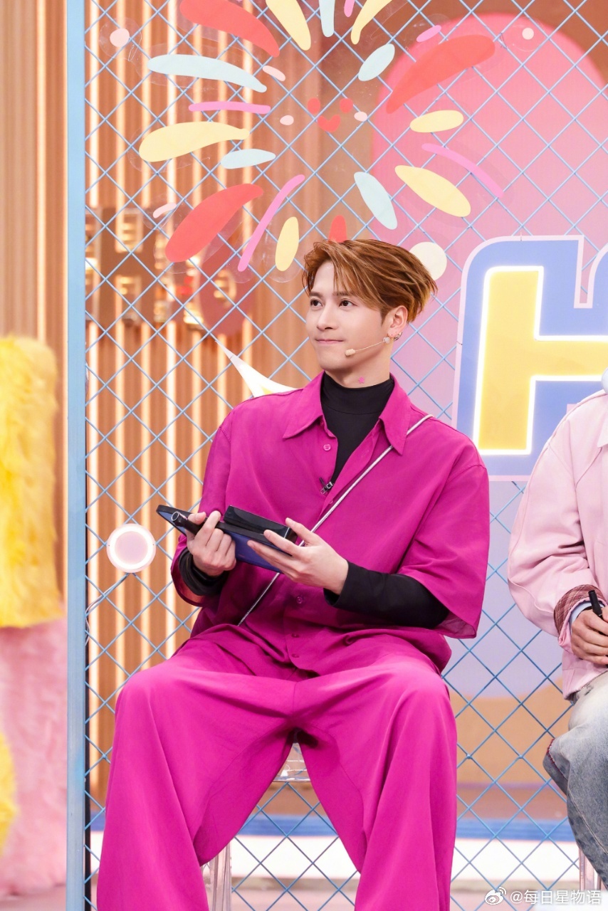 王嘉尔加陈飞宇等于人仰马翻 帅哥游戏欢乐加倍！和在《你好星期六》挑战泼水游戏，全