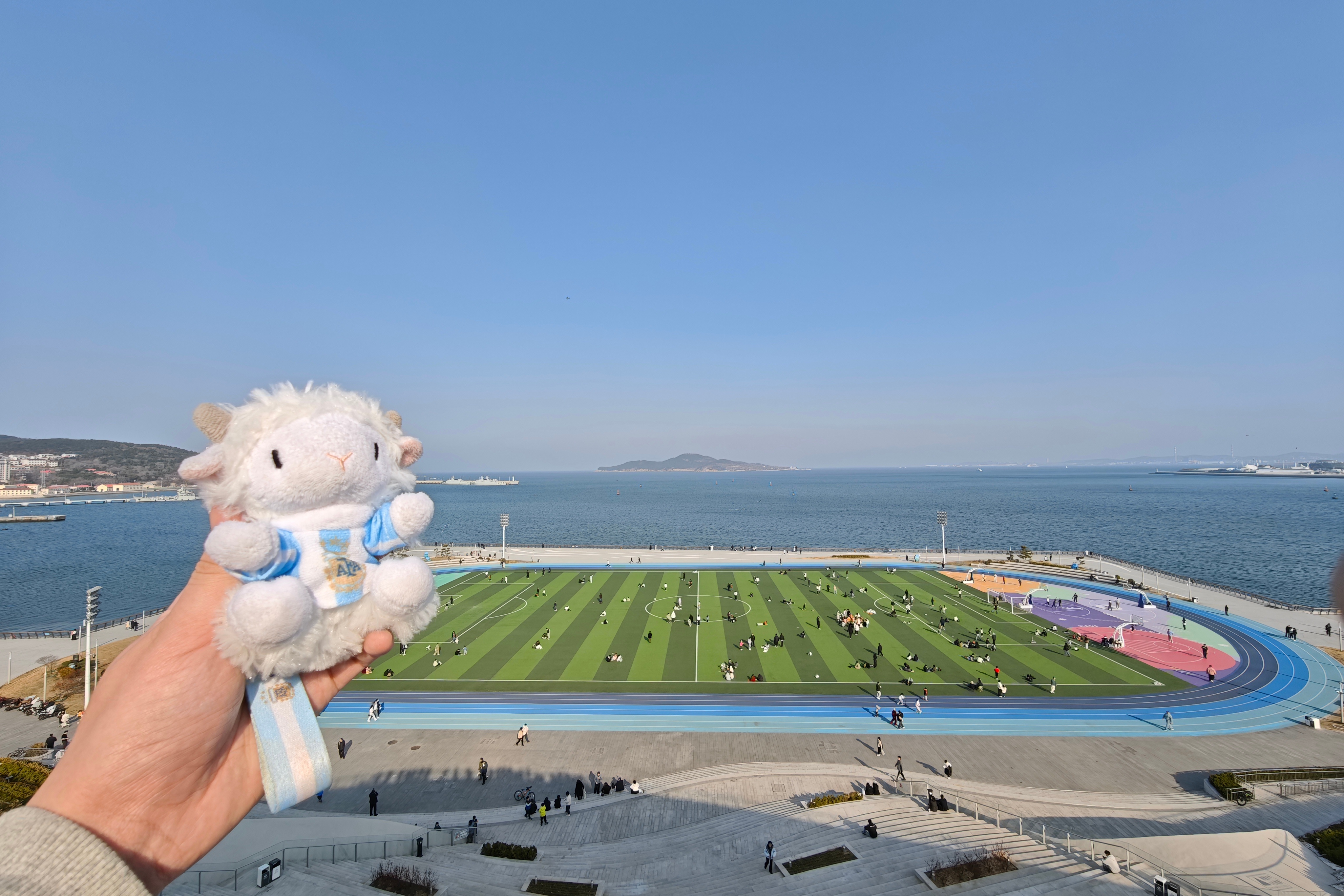 带着咩西去旅行 📍威海 威海·至海港湾海上足球场
