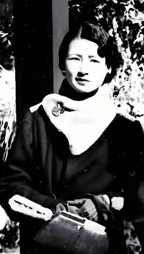 一位情感作家说过：“让女人终生忘不掉的两个男人：一个是情窦初开时给过她风花雪月的