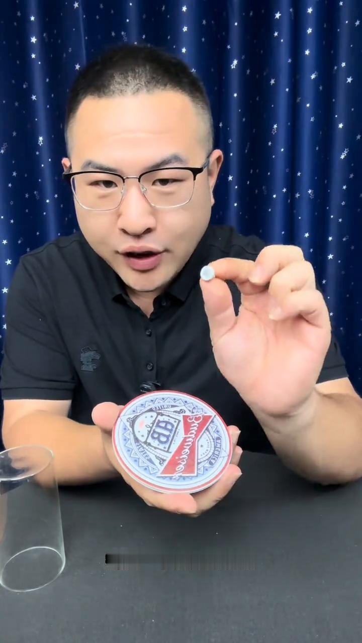 硬币神奇般穿进杯子，国外小伙露一手。
大家好，一枚普通的硬币，一个普通的杯子。接