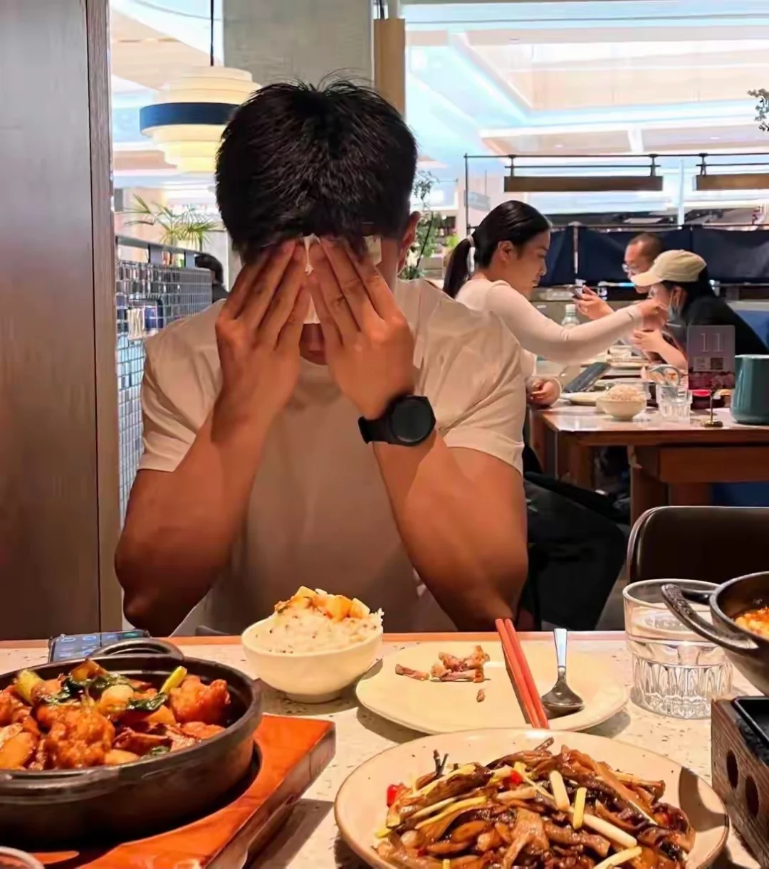 粉丝留言问：今天女儿女婿带我去饭馆吃饭，女婿拿着菜单一口气点了不少菜。...