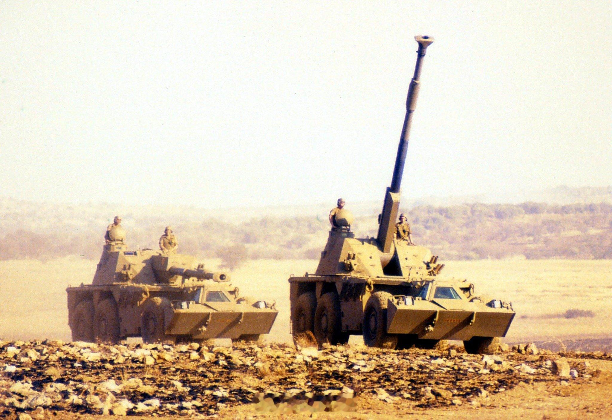 1987 年 7 月，南非首批两门 G6 155 毫米轮式榴弹炮，在向当时的南非