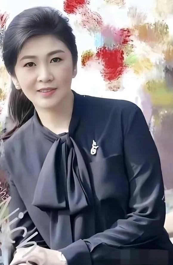 这位美女年轻时候的样子长得真漂亮啊，她穿的十分简单，长相俊俏、气质不凡，颜值比明