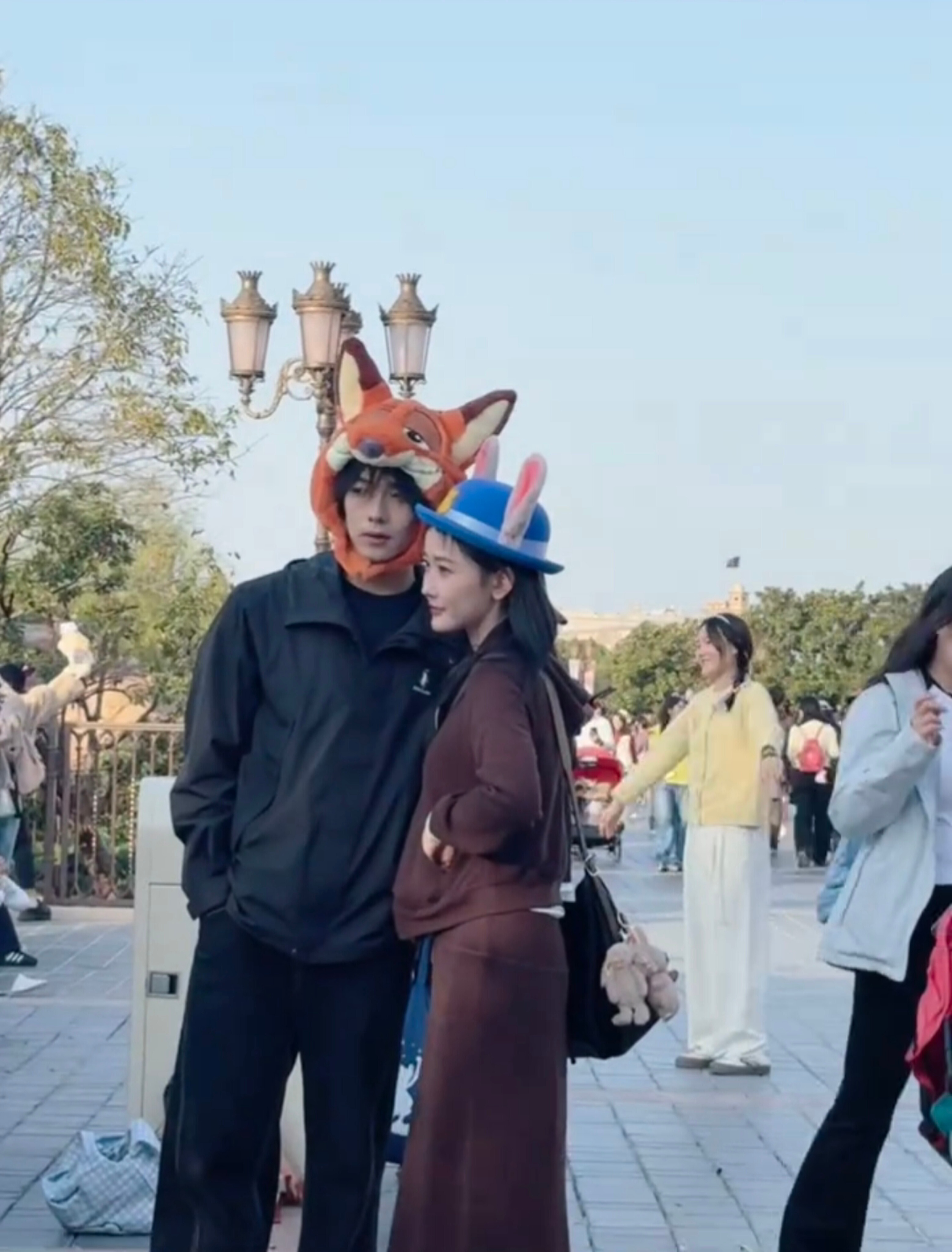 依旧是偶遇的落日雨辉合照请速速放出正面合照！！！怎么还有拍立得啊 太绝了妈呀韩雨