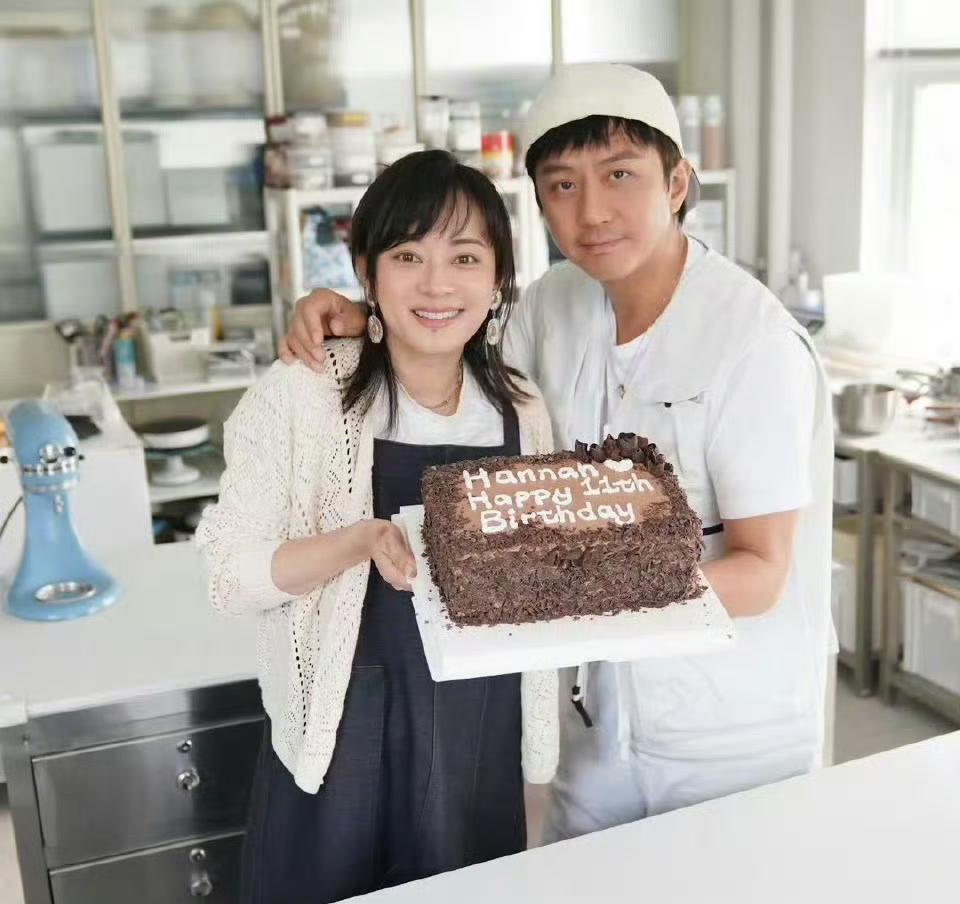 小花（蹦蹦跳跳地抱住妈妈）：妈妈妈妈，今天我生日！
孙俪（蹲下来亲亲她脸蛋）：对