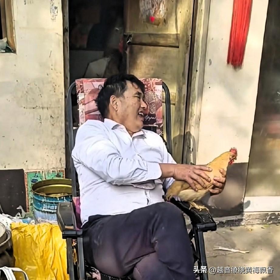 大衣哥闲暇之时放飞自我，抱着一只母鸡玩的不亦乐乎，话说这只母鸡也真听话，在大衣哥
