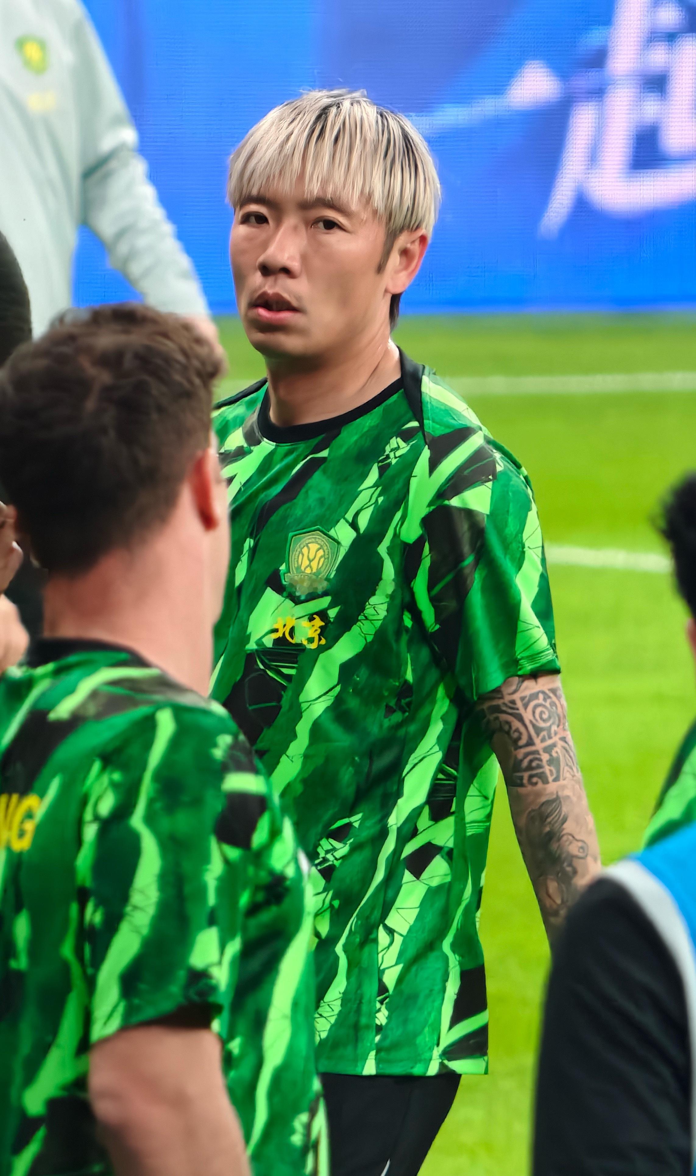 深圳新鹏城vs北京国安北京国安 无人可换的国安队，队长张稀哲扮演孤胆英雄！！ 