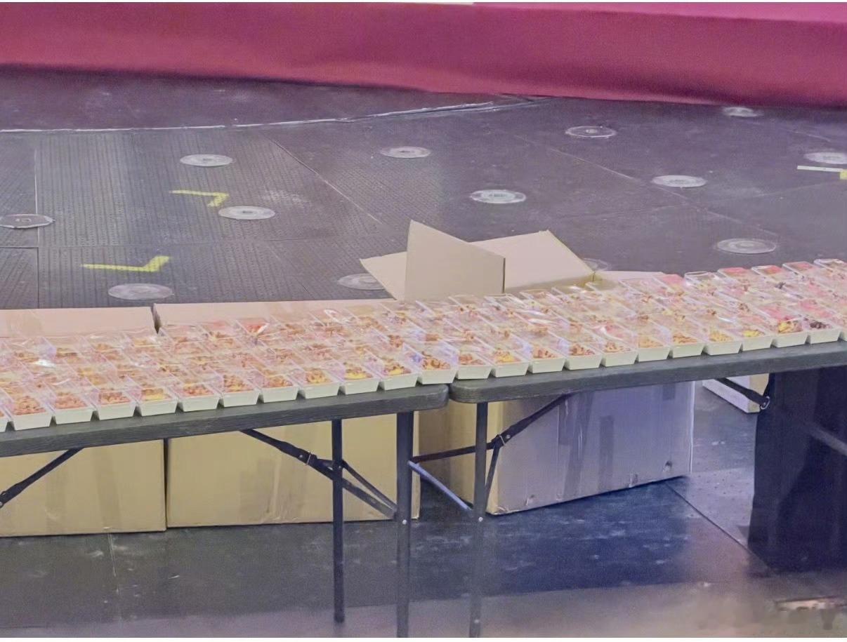 王鹤棣给粉丝准备的逆应援王鹤棣妈妈和侄女帮忙做逆应援见过很多逆应援，但带着家人一