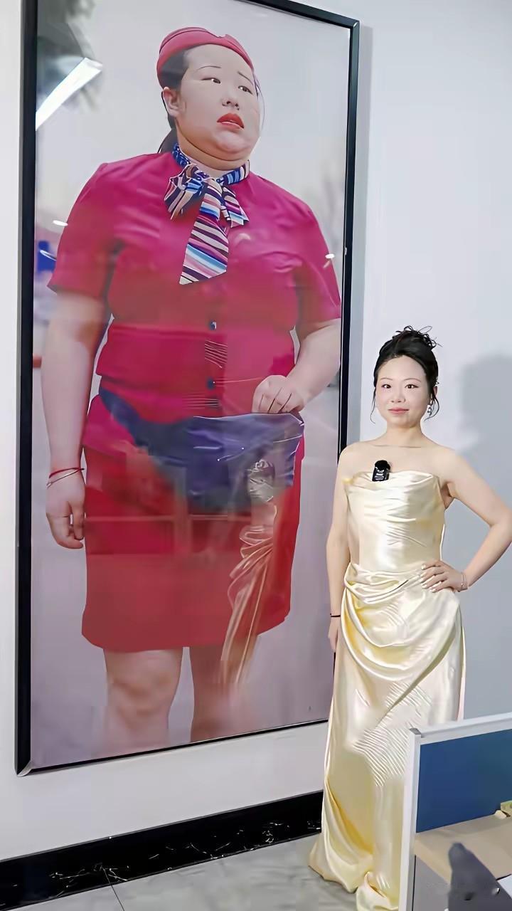 最美空姐蒋胖胖晒出了自己的照片，
一身金色晚礼服，
站在曾经自己空姐的照片处，