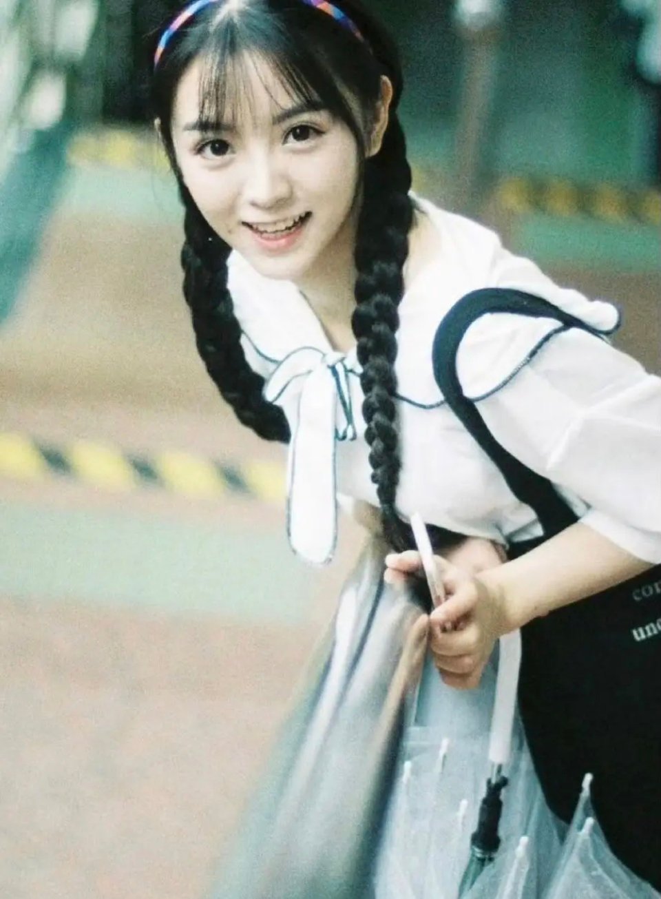 田曦薇早期麻花辫造型也好清纯，全世界最适合麻花辫 