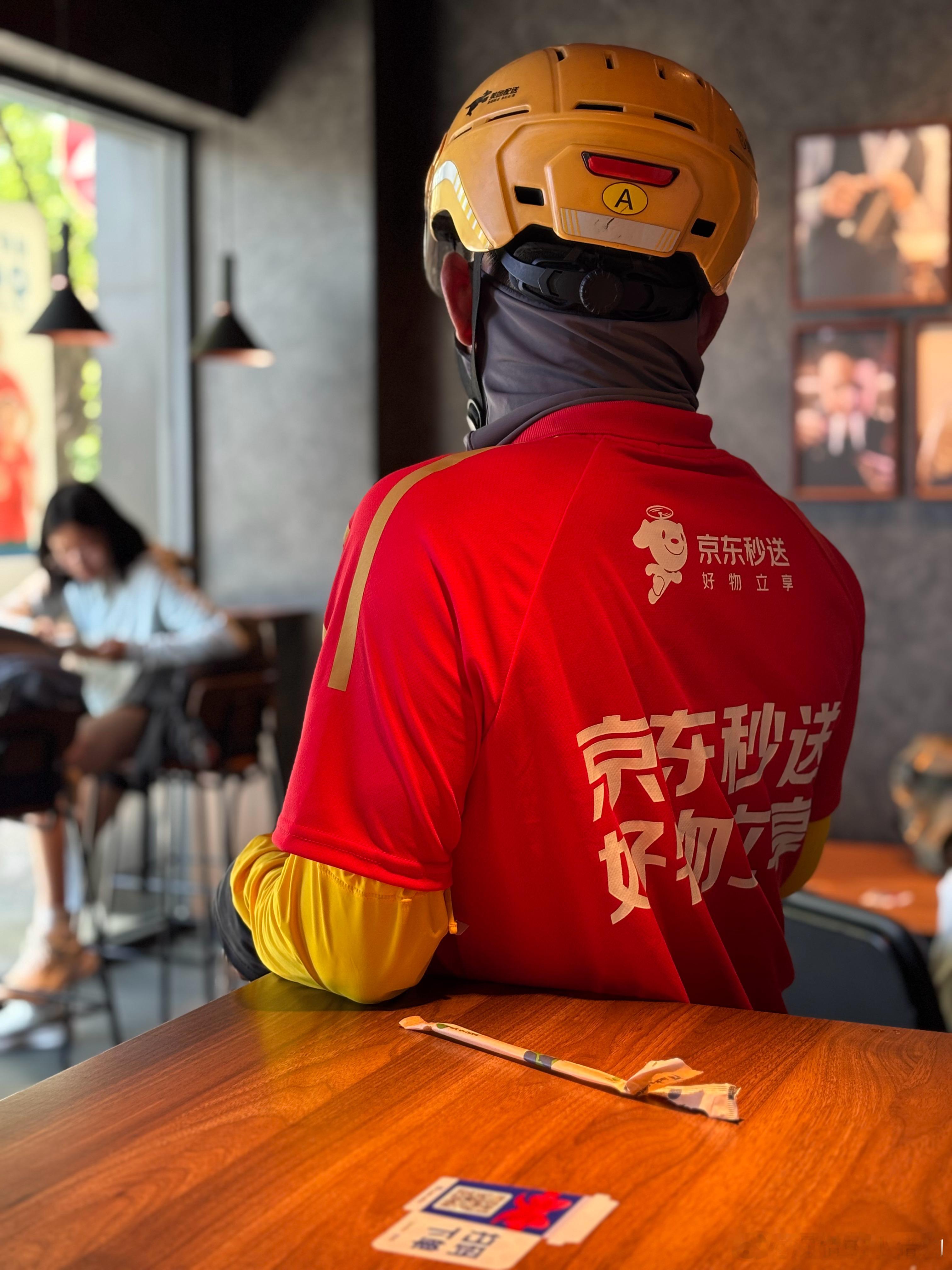 午后 39℃ 高温天，小哥在瑞幸咖啡休息，好歹得到了几分钟的清凉 