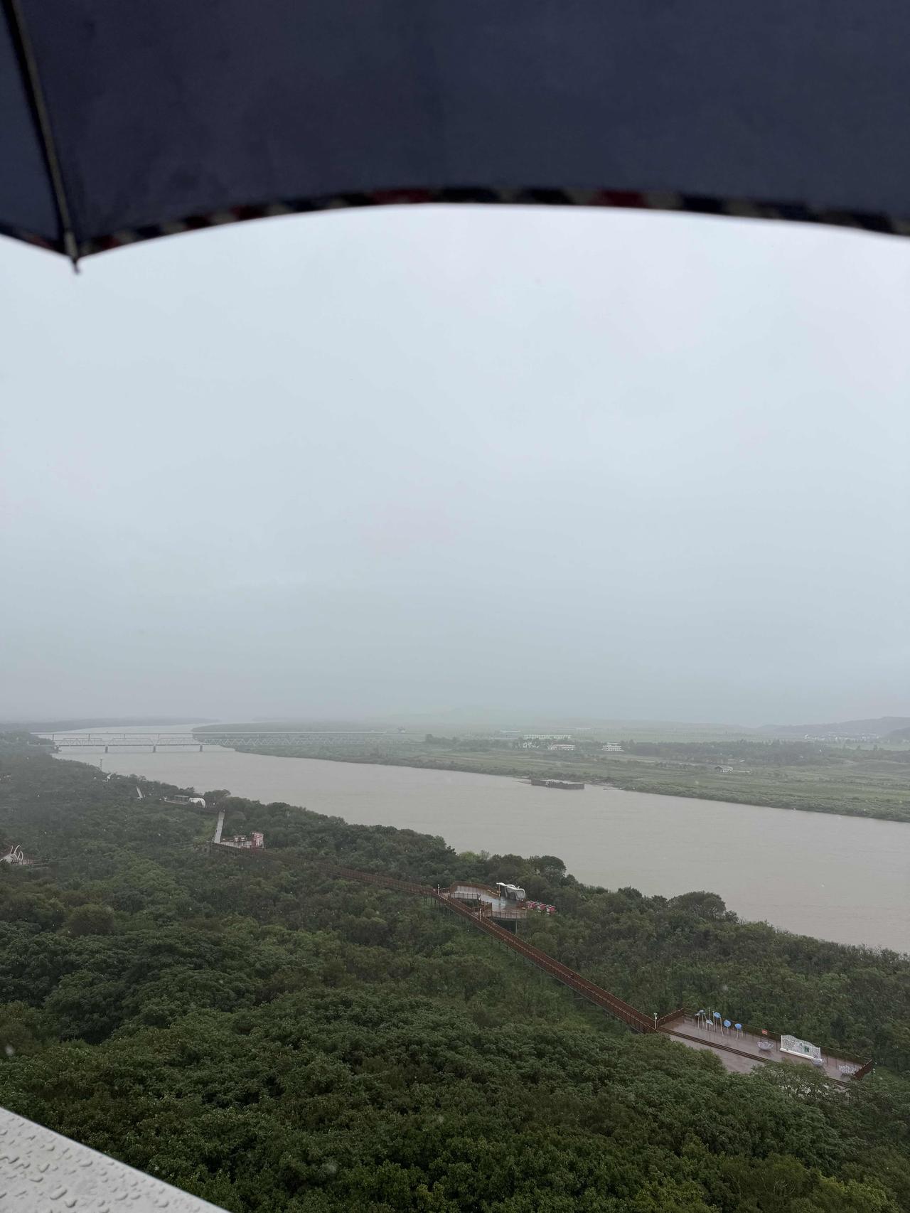 前不久，我去东北旅游，专门去了，一眼望三国的防川国门！
防川国门，位于吉林省延边