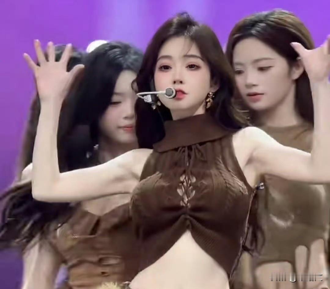 抗癌归来还当老板！冯提莫团播炸场，这实力谁看了不佩服
 
消失快一年的冯提莫终于