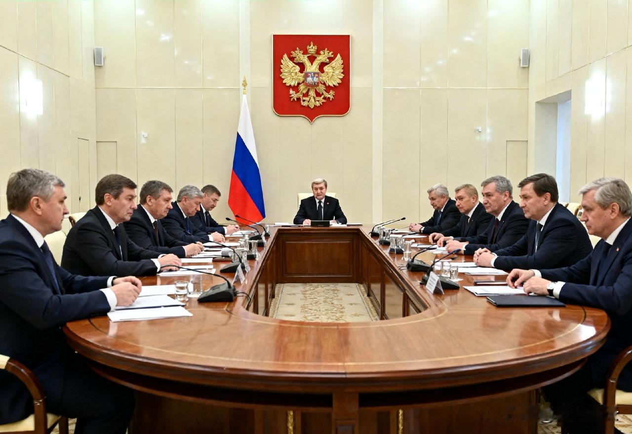 俄罗斯突然硬刚日本，背后其实是大国博弈和历史恩怨的双重考量。

一方面日本跟着西