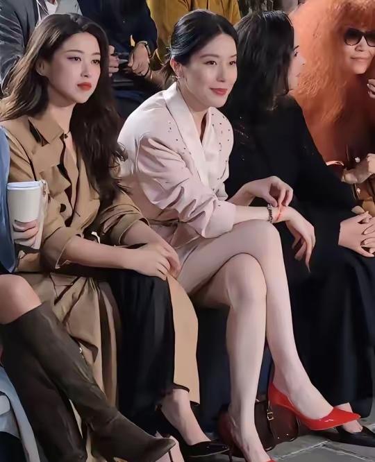 当女明星身边坐着老板娘的时候，这还怎么赢？跟人家比气质？老板娘是大老板用数不清的