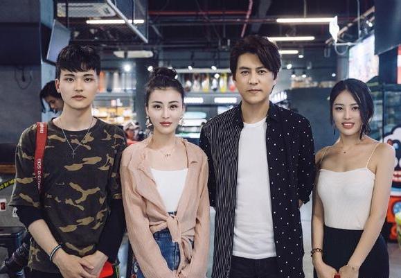 4星合照：我只认出了目若朗星、俊雅天然的靳东，金相玉质、珠围翠绕的姜语心，左一那
