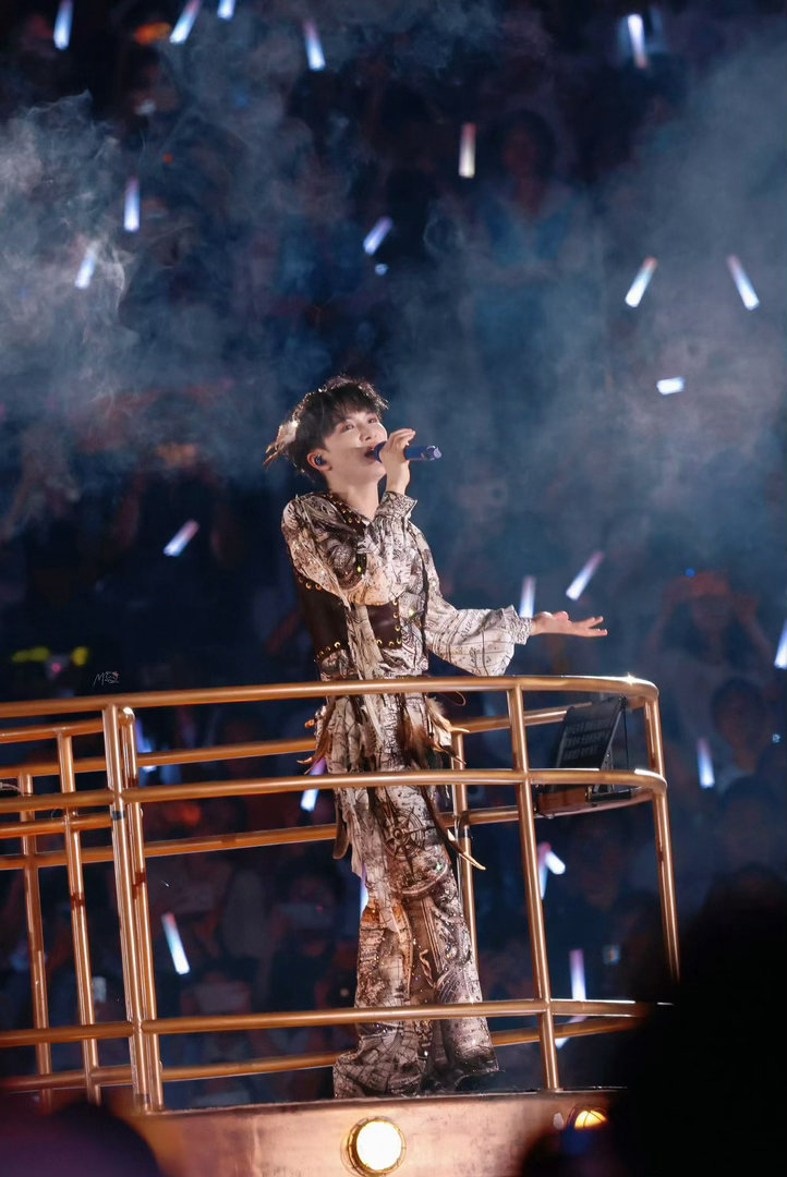 周深花车环游 周深演唱会花车环游太绝了！乘着萌趣花车绕场欢唱，《吉量》等组曲超动