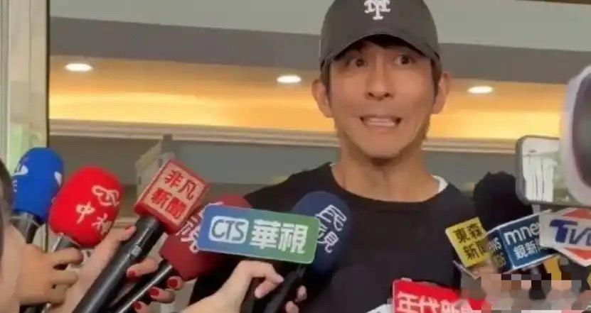 修杰楷花3.1万造假病历逃兵役未果，借妻子孕期提前退役，网友：抓紧统一，那会儿抢