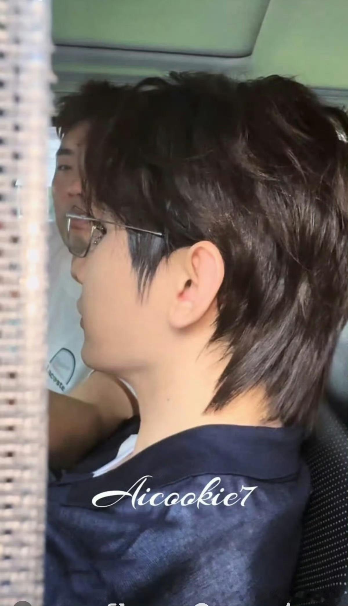 头一回看到把眼镜戴鬓角外面的 