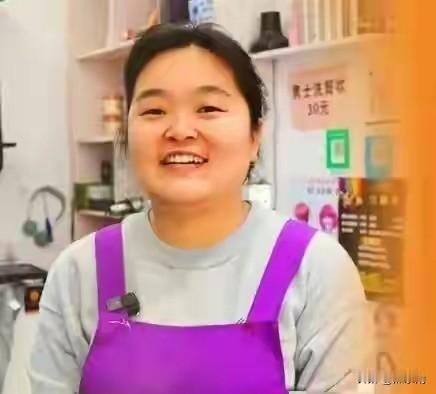 你说变化大不大？湖南怀化长泥坡新村那个超火的晓华理发店。去年这个时候人多的哟，外