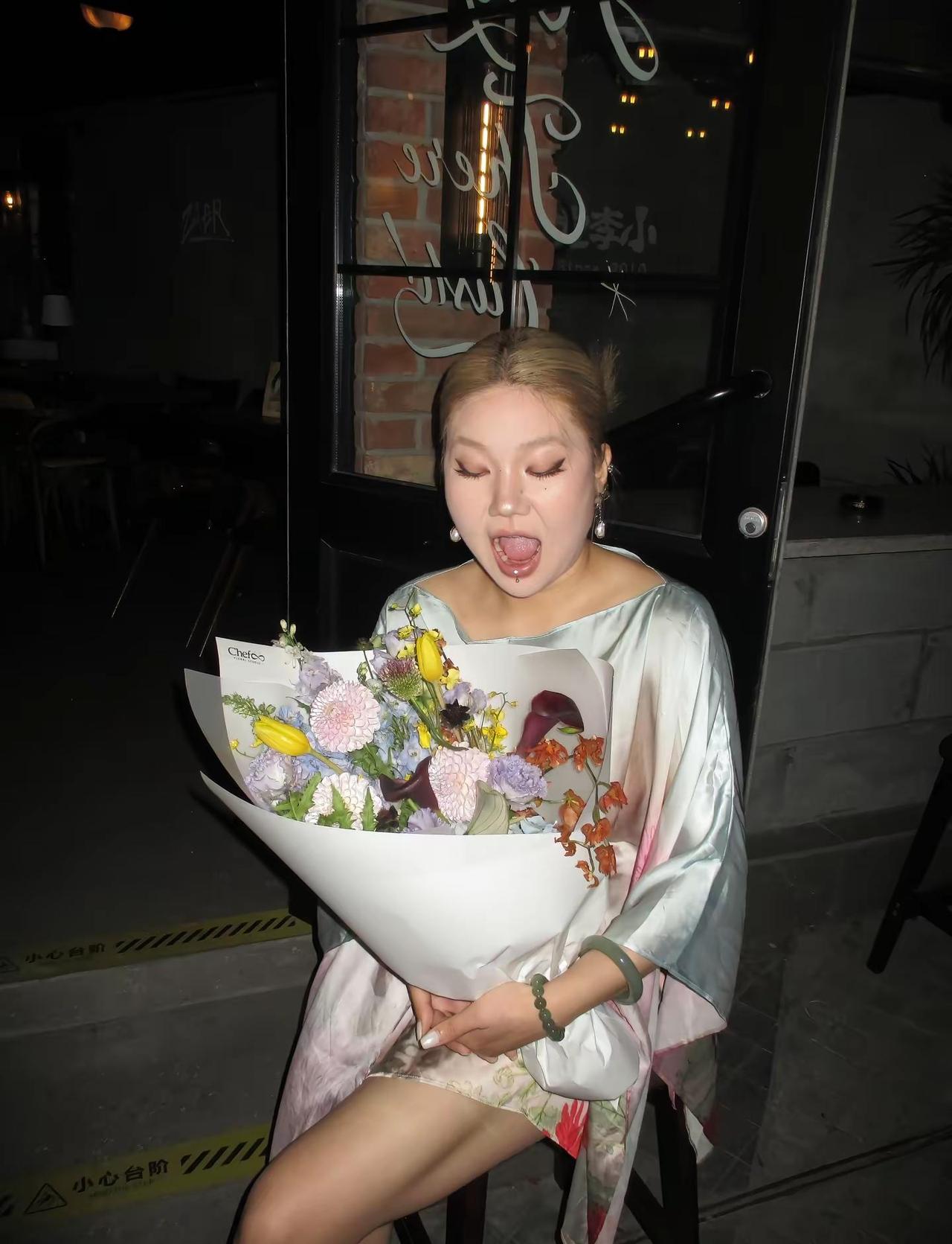 小美升级。又是一年生日依旧熟悉的朋友熟悉的快乐生日歌像一个隆重的平凡日子在很简单