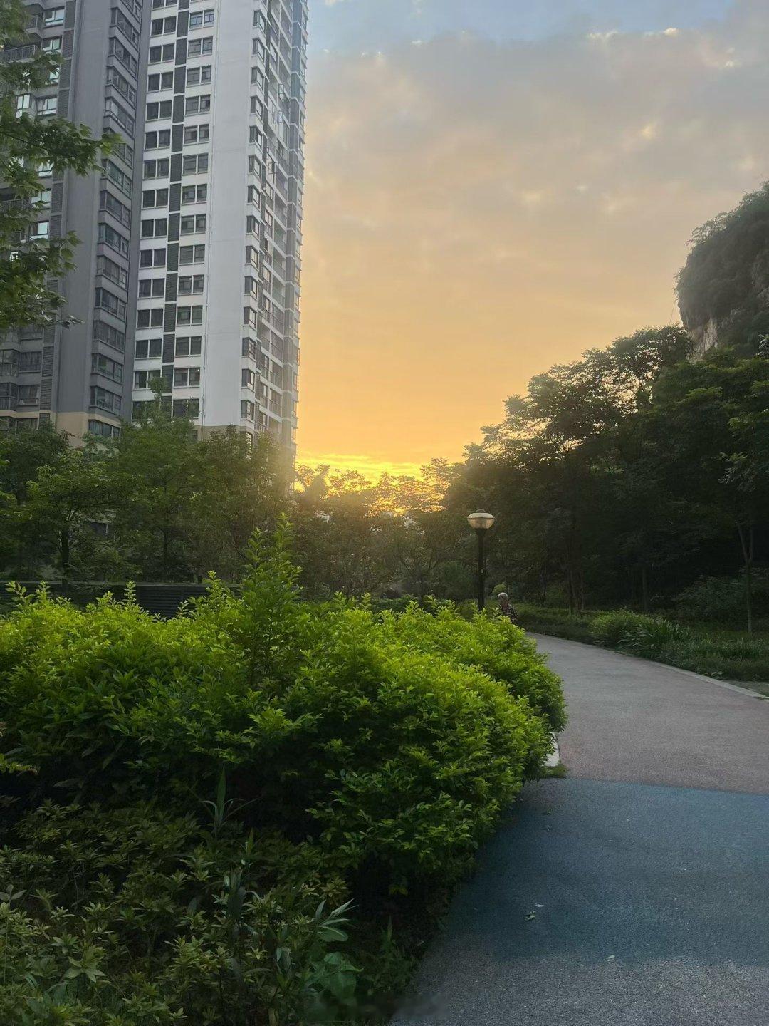 最硬的后台是账户余额，最铁的关系是自身能力，最大的靠山是身体健康，最牛的本事是自