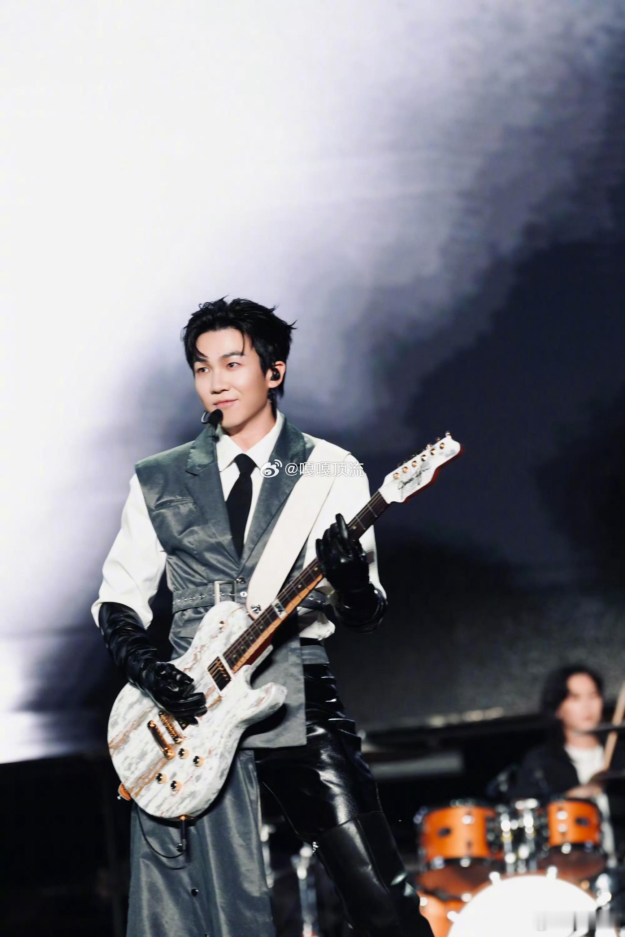 命！每次看白举纲的造型都要被笑到家人们谁懂啊！每次刷到白举纲的造型我都要先笑三秒