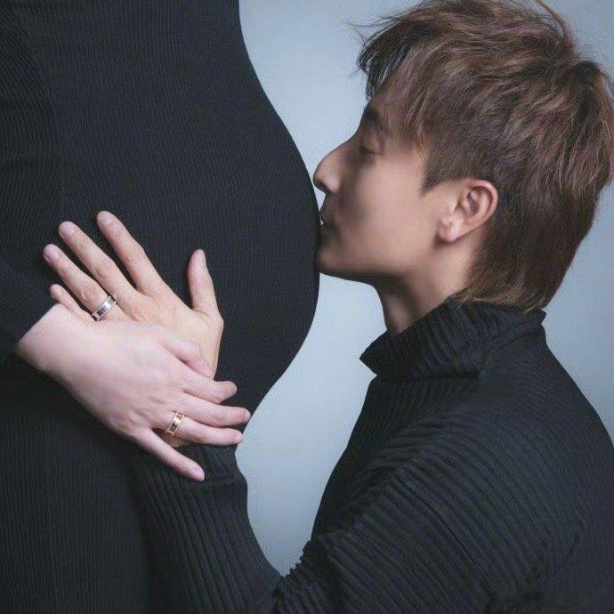 方力申晒妻子孕肚照 低调撒糖天花板！方力申分享孕肚照还自带幽默吐槽，一句“委屈你