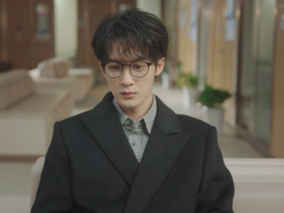 看到一个评论说，苏渺和方谨，一个生离，一个死别，他坐在这里，静静等待爱人的死讯，