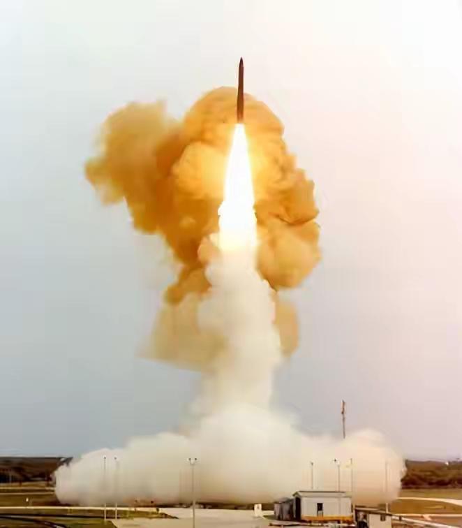 全球顶尖10枚导弹排行榜：中国3款上榜，榜首威力震撼世界
 
世界上顶尖的10枚