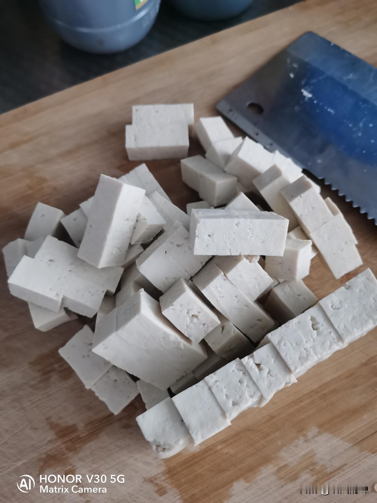 做个糊涂蛋真不容易，楼下的两口子今年退休在家里天天吵架，今天一早六点左右又被他们