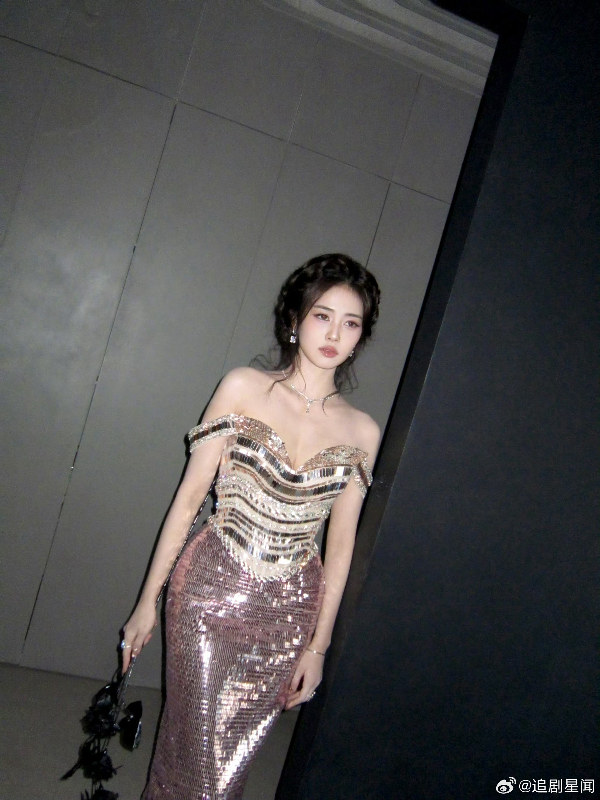 白鹿因为当模特患上风湿病白鹿早年当模特反季节拍摄，长期泡在湿冷环境里，竟落下了风