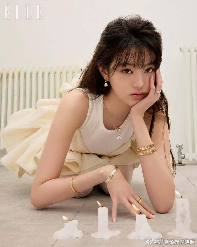 ELLE 周年刊的封面选择张元英，与她一线大刊二轮满贯的资历相匹配，这种契合让刊