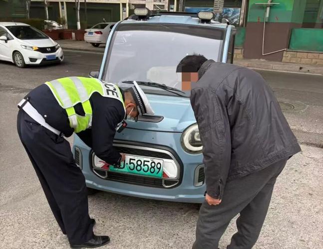 老年代步车办不了牌照怎么办？交警：“2个”解决方案，你怎么看
一大早的，就听到楼
