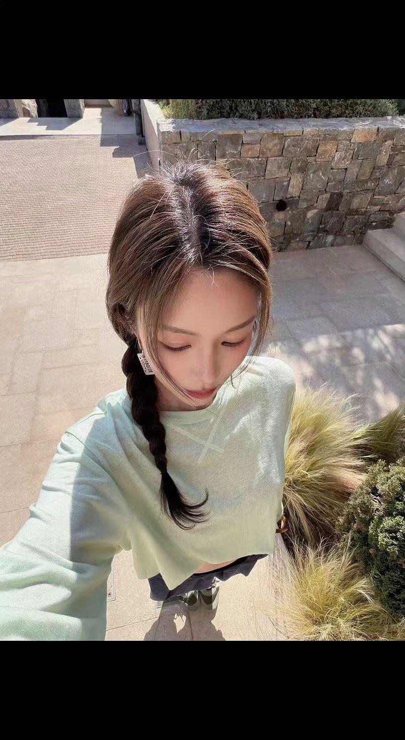 🌿发丝缠着阳光跳舞💃，影子在石阶上写短诗。风把心事吹成草絮，春天藏在低头的温