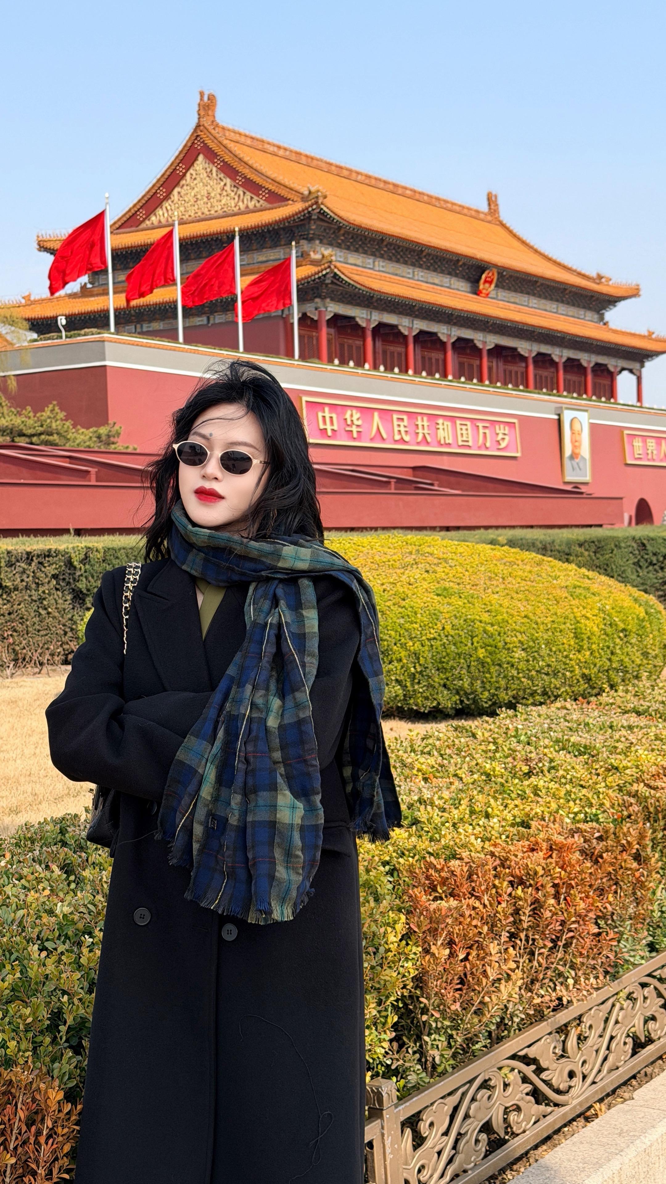 站在红墙前，风里都是历史的回响 阳光正好，岁月安稳🇨🇳
