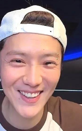 鹿晗满脸皱纹，老态尽显！其和黄子韬连麦直播，素颜无滤镜，感觉鹿晗老了很多，不少网