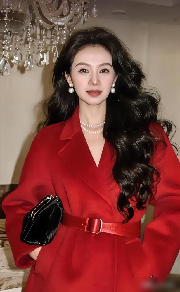 一个婚姻最好的结局：把孤独留给自己。
​
年轻时我们拼命奔向白头偕老。
​
后来