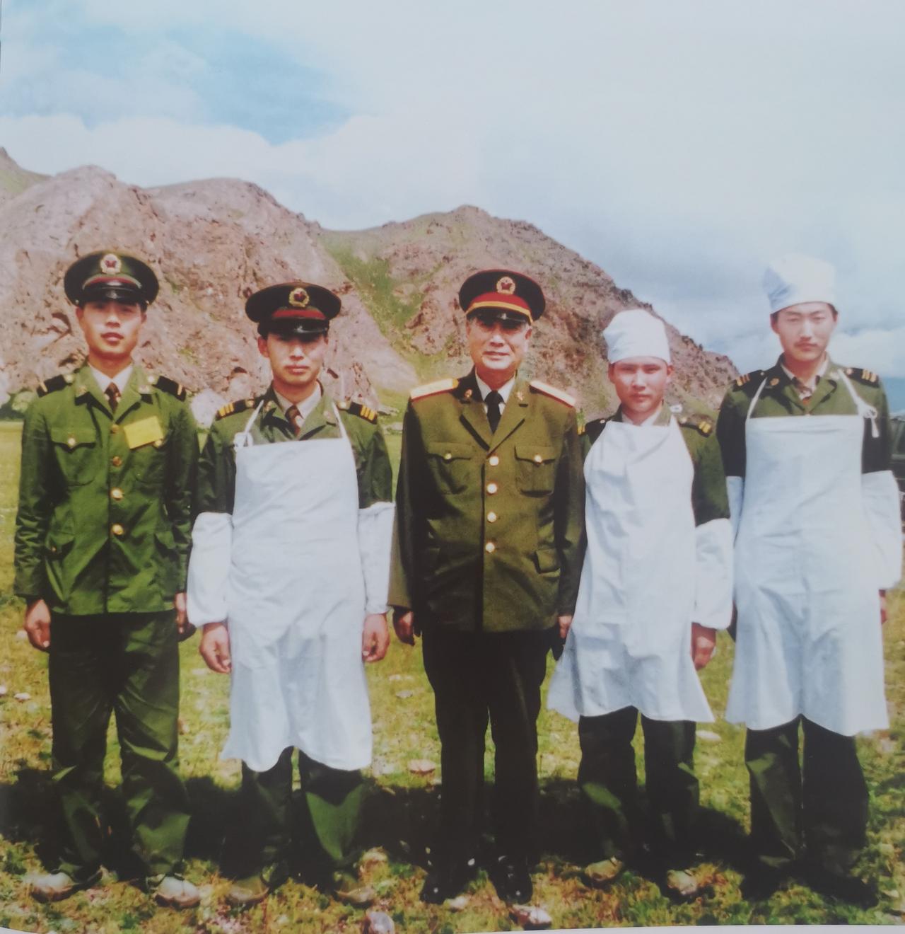 过节了，
首长要下边防，看部队。
 在阿拉山口哨所，
老首长进了炊事班，
要看看
