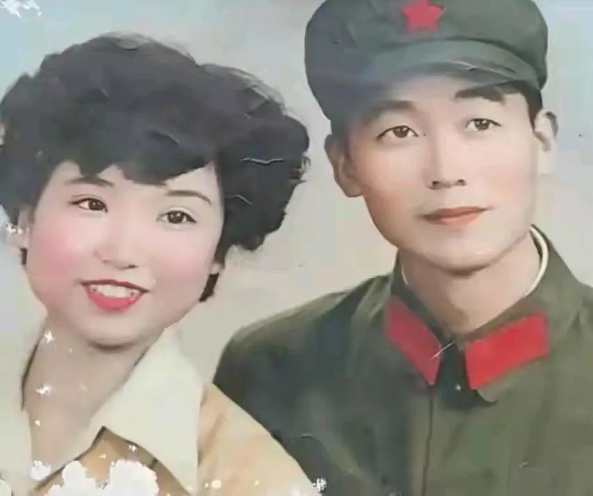 不知谁给杜新枝结婚照上色的，这样的她美美哒。如今她的生活看起来也挺美好的，得闲就