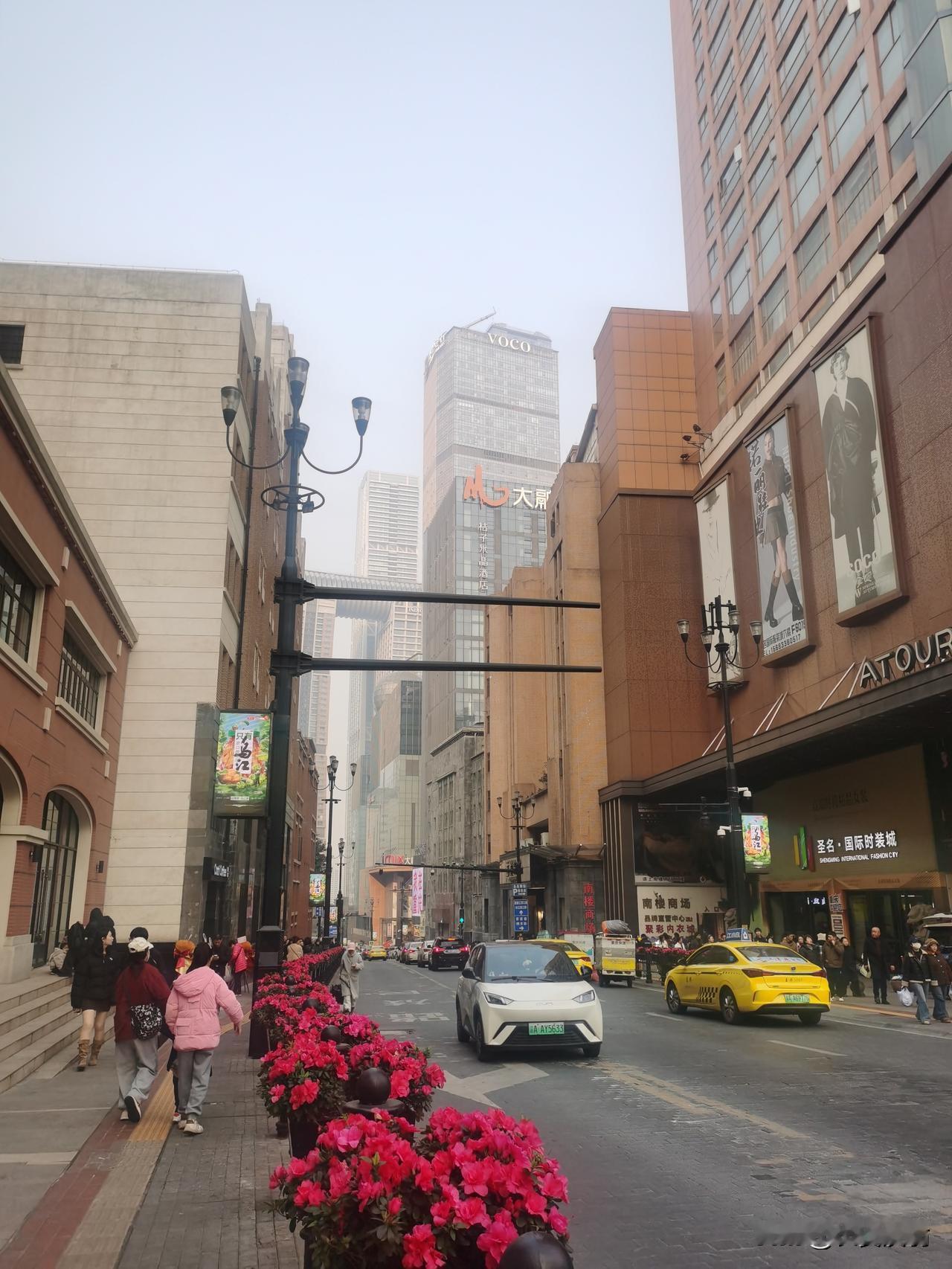 去重庆待了几天，我这些陕西人实在冻的不行。原想着重庆在西南，也算是个南方城市，冬