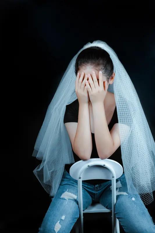 剩男与剩女！
剩男大多在农村，
剩女大多在城市。
剩男是被动剩下的，
剩女是主动