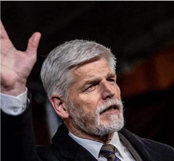 给美国提交投名状？捷克总统帕维尔2025年8月做出的这一举动，直接把中捷十年的合