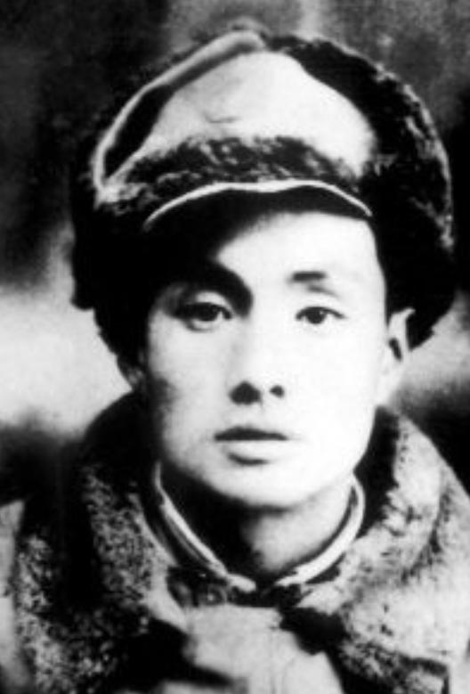 1943 年武工队长侦察，手枪意外滑落被伪军当场看见！危急时刻一句话，竟把死局彻