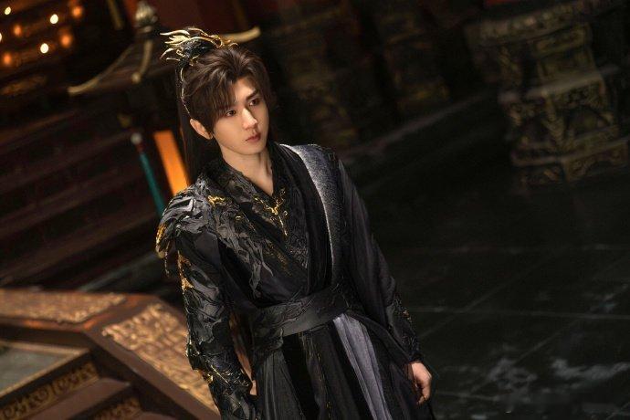 成毅王权富贵昨晚天地一剑开大，挥出天地一剑爽感直接拉满，王权富贵有自己的道要走，