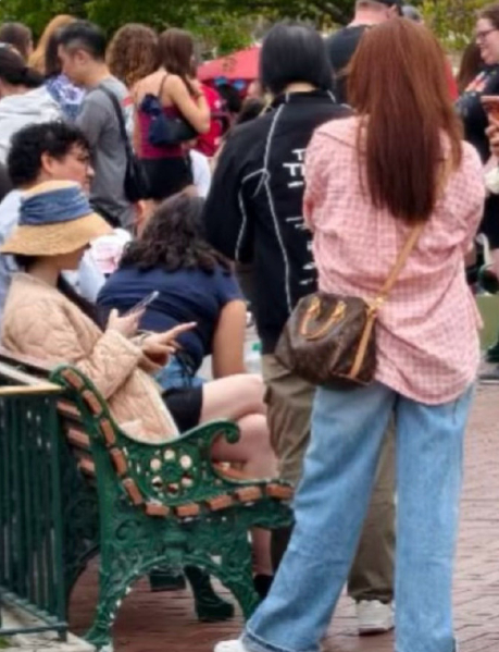 LA迪士尼偶遇刘亦菲 刘亦菲以极简休闲造型现身，米白色卫衣、牛仔裤搭配棒球帽或墨