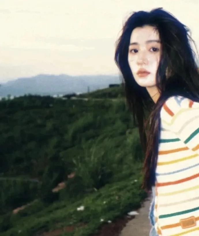 #一句话概括,牵挂是什么?#是走到路灯下想着如果长长影子是你就好了 ，是站在月亮