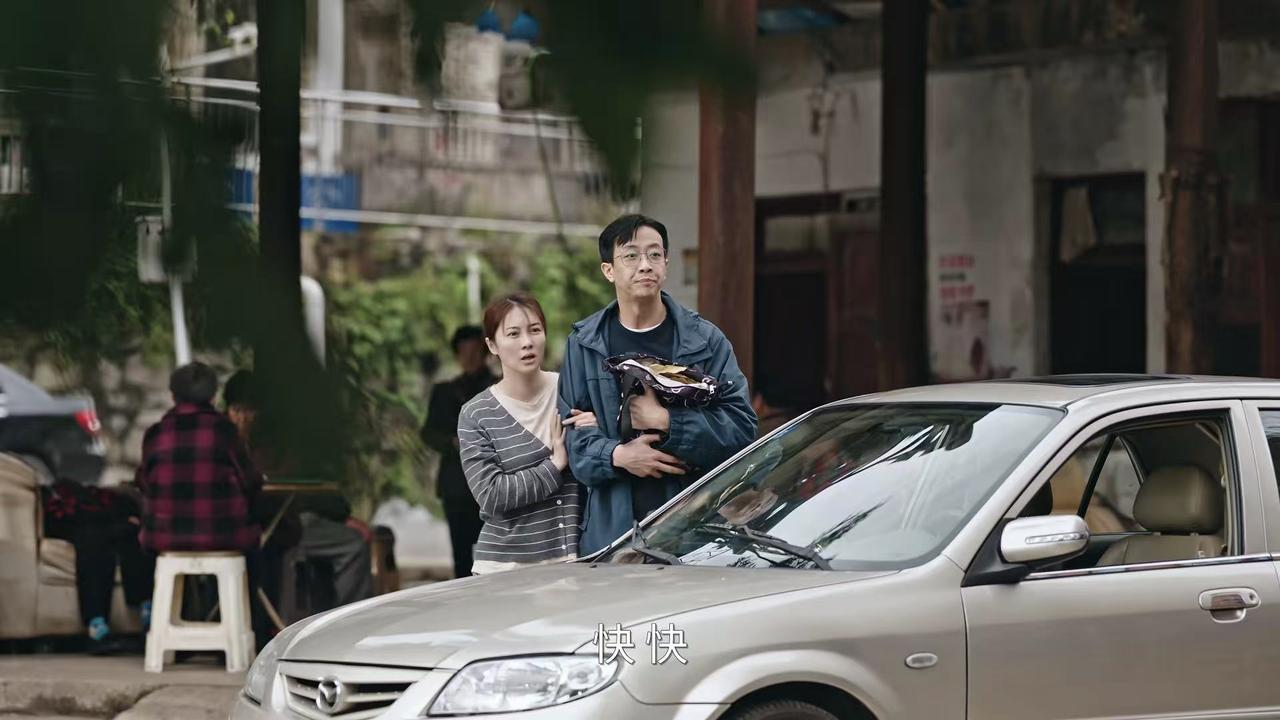 《利剑玫瑰》真的看的人生气啊！

剧中一对夫妇的孩子被人贩子拐卖了，他们到处发传