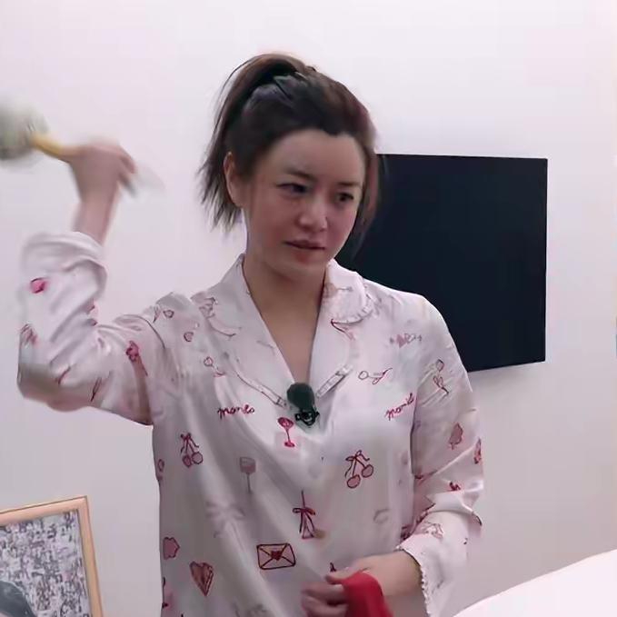 成也包子脸，败也包子脸。
陈妍希的五官和骨相没问题，
看着都很让人舒服，
就是额